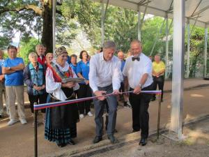 Slavnostni trak sta prerezala radovljiški župan Ciril Globočnik in predsednik Društva upokojencev Radovljica Peter Ravnihar.